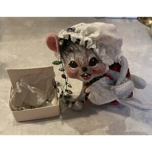 Vintage Annalee dolls - 1998 6-inch Mouse hanging her Christmas lights